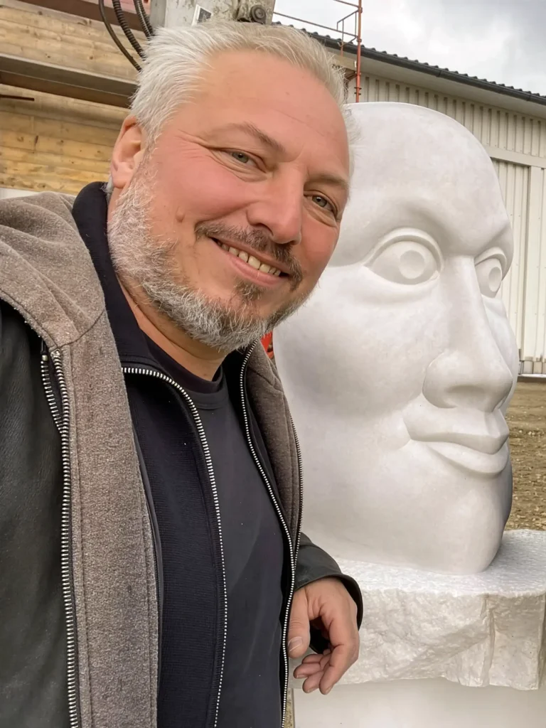 Portrait Florian Aigner, Künstler in der Kunstsammlung Arnoldina im Schmankerlwirt Vorderweißenbach