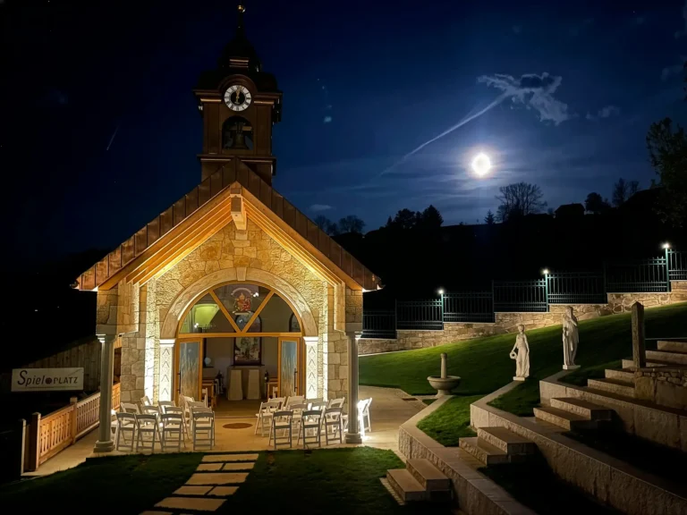 Nächtliche Kapelle beim Schmankerlwirt in Vorderweißenbach im Mühlviertel