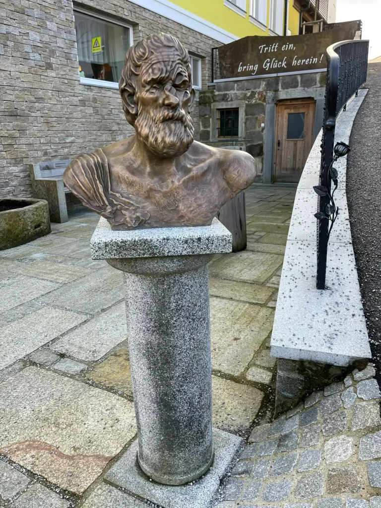 „Samson“, 2003 von Matthias Claudius Aigner aus der Kunstsammlung Arnoldina im Schmankerlwirt Vorderweißenbach