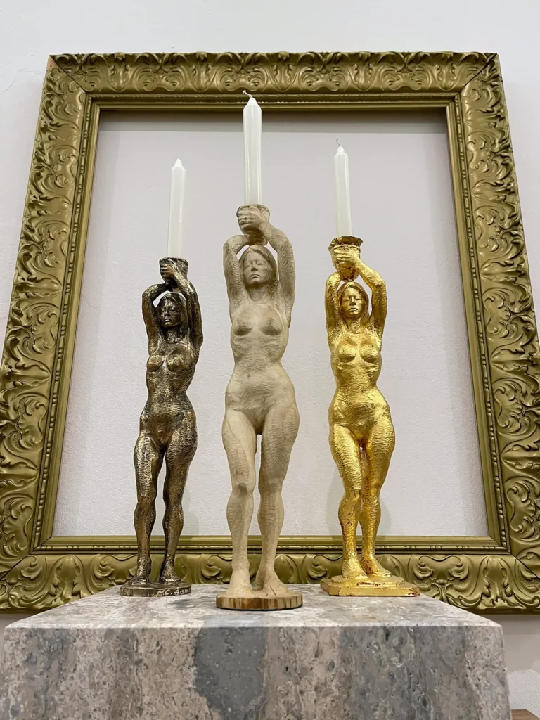 „Die Kerzenleuchterin“, 2022 von Matthias Claudius Aigner aus der Kunstsammlung Arnoldina im Schmankerlwirt Vorderweißenbach
