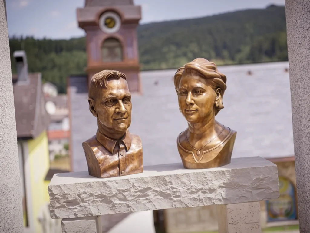 „Stonehenge Arni Inge“, 2023 von Arni Inge aus der Kunstsammlung Arnoldina im Schmankerlwirt Vorderweißenbach