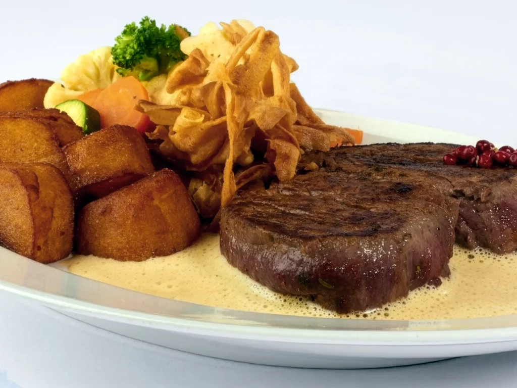 Steak mit Bratkartoffeln beim Schmankerlwirt in Vorderweißenbach im Mühlviertel